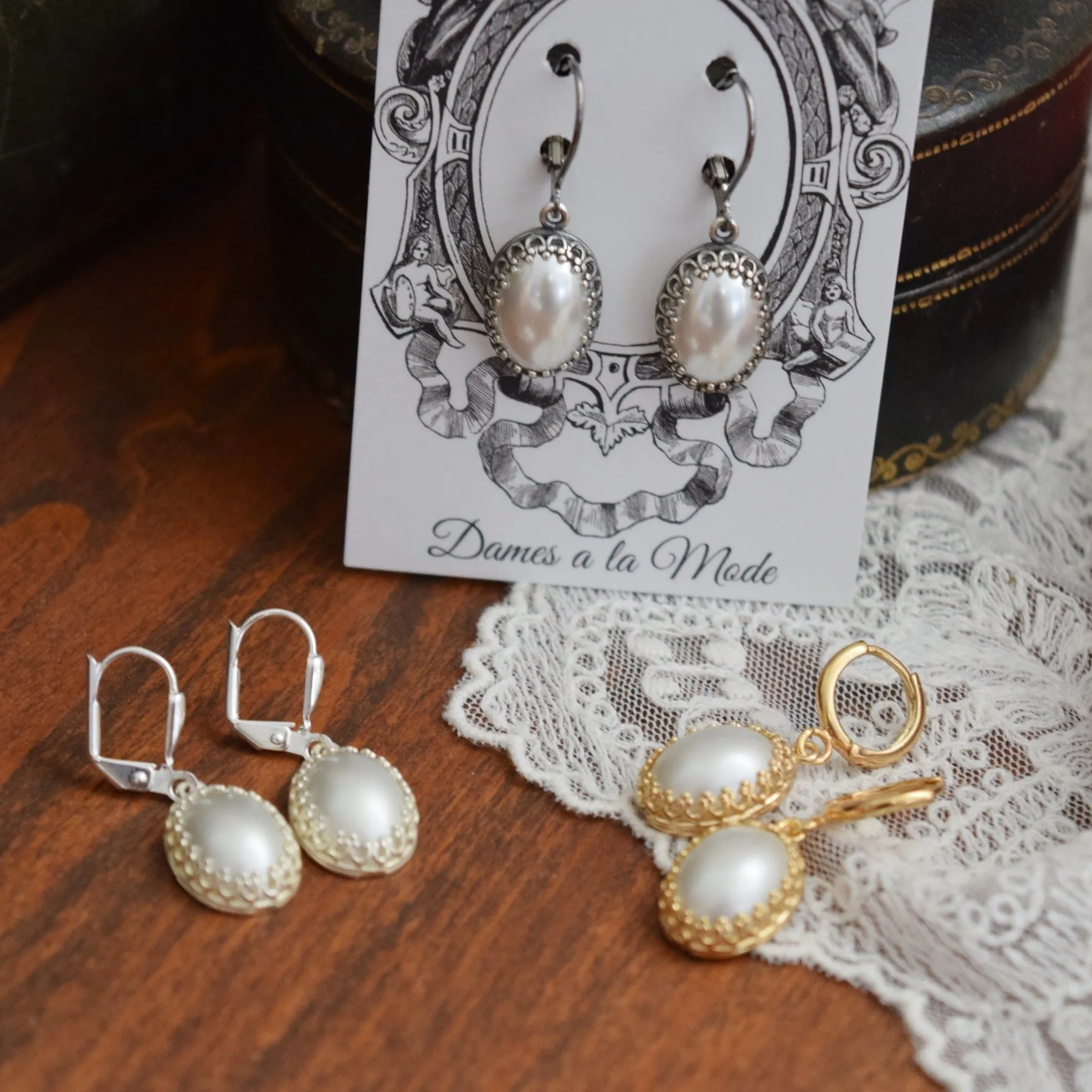 Crown set Pearl earrings - Medium Oval